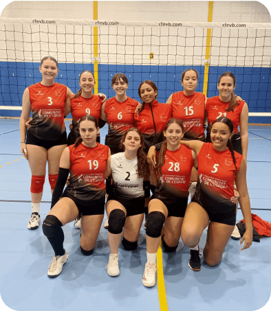 fotograia de equipo del juvenil femenino negro del club voleibol picassent