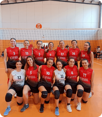 fotograia de equipo del senior femenino del club voleibol picassent