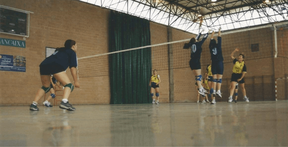 partido de chicas de voley del club voleibol picassent en el pabellon municipal