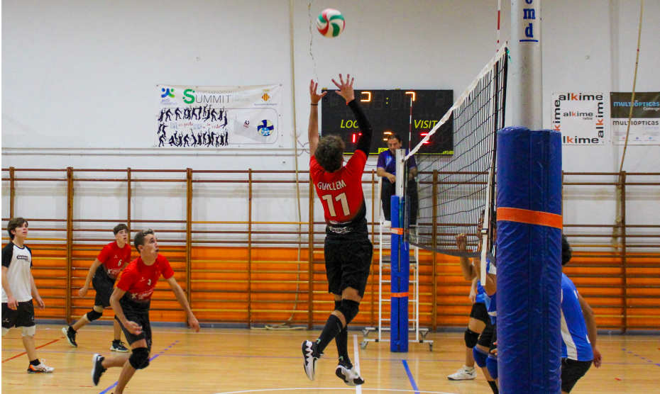 partido de chicos de voley del club voleibol picassent en el pabellon municipal